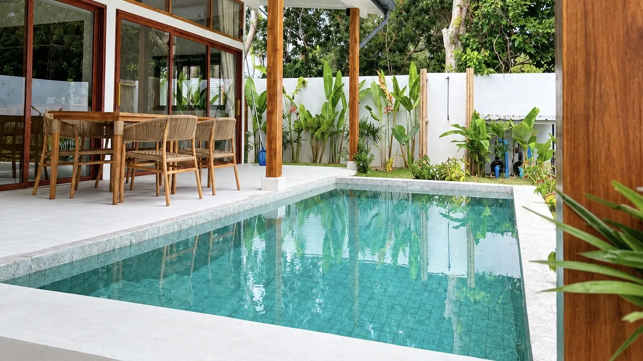 Deer Villas z výšky: bazén, terasa a zahrada